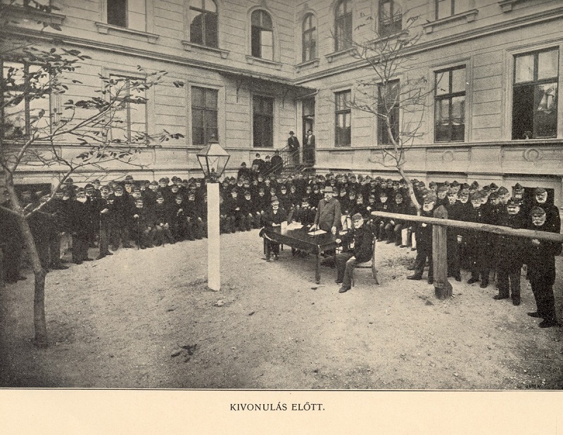 Kivonulás előtt (fotó a Honvédmenház 30. évfordulóján, 1902-ben megjelentetett Emlékkönyvből)
