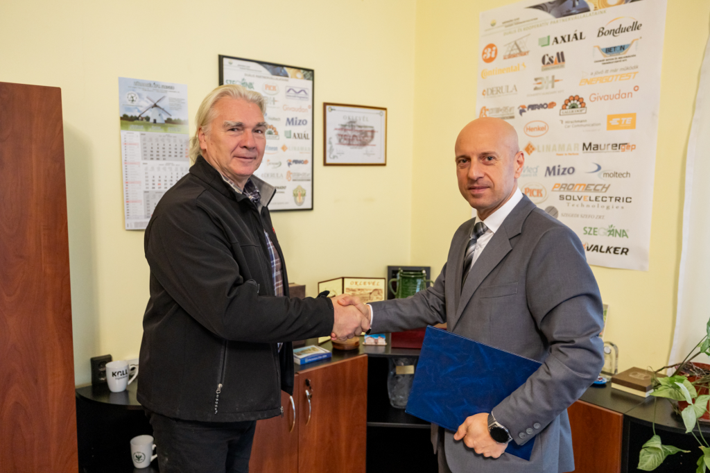petrovics_kalman__az_szve_elnoke_es_prof._dr._sarosi_jozsef__az_szte_mk_dekanja_kja