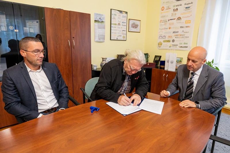 Sik_Marton_az_SZVE_klubigazgatoja_Petrovics_Kalman_az_SZVE_elnoke_es_Prof._Dr._Sarosi_Jozsef_az_SZTE_MK_dekanja_KJA
