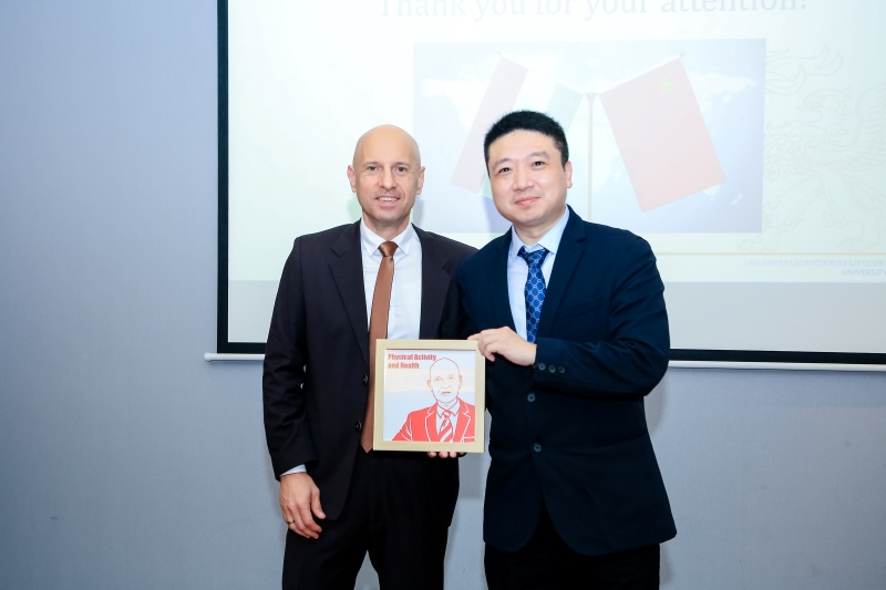 Prof._Dr._Sarosi_Jozsef_az_SZTE_Mernoki_Kar_dekanja_atveszi_ajandekat_Yaodong_Gu-tol_a_Ningbo_Egyetem_professzoratol
