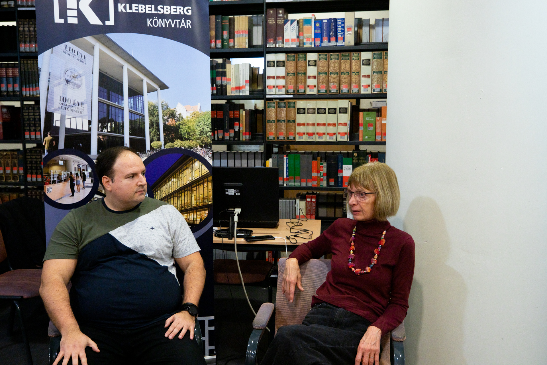 Keveházi Katalin, az SZTE Klebelsberg Könyvtár nyugalmazott főigazgatója és Hoczopán Szabolcs, az SZTE Klebelsberg Könyvtár Tartalomszolgáltatási Osztály vezetője