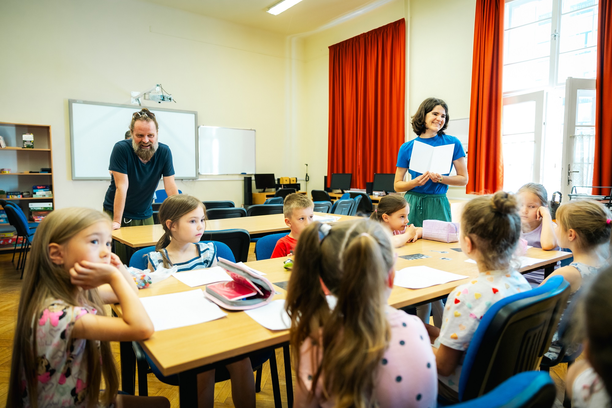 Lanczkor Gábor, a Gúfó és a gombák című mesekönyv szerzője és Gráf Dóra a könyv illusztrátora az SZTE Juhász Gyula Gyakorló Általános Iskola 1.d. osztályában