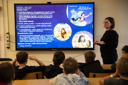 Dr. Dávid Nóra, az SZTE BTK Ókortörténeti Tanszék adjunktusa előadást tart az SZTE Kutatók Éjszakáján