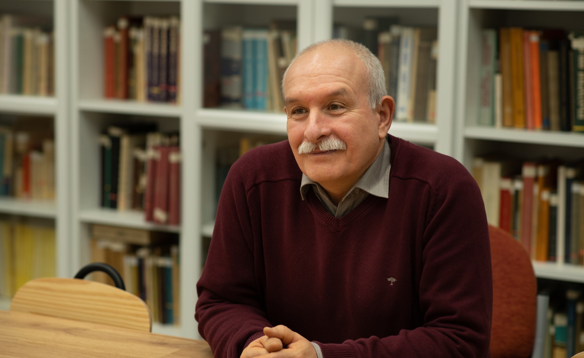 Prof. Dr. Papp Sándor történész, a HUN-REN-SZTE Oszmán Kori Kutatócsoport vezetője, az SZTE BTK Középkori és Kora Újkori Magyar Történeti Tanszék és az Altajisztikai Tanszék tanszékvezető egyetemi tanára