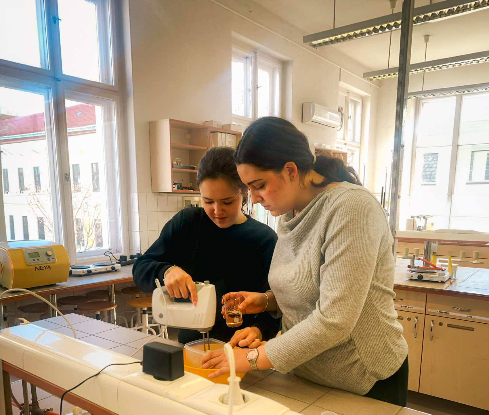 „Ez túl menő hely!” – Interaktív kalandozás a szegedi élelmiszermérnökök világában „Ez túl menő hely!” – Interaktív kalandozás a szegedi élelmiszermérnökök világában